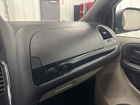 Used 2019 Dodge Grand Caravan SXT FWD image 21