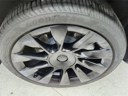 Used 2025 Tesla Model Y Long Range image 57