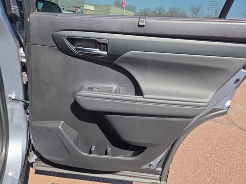Used 2023 Toyota Highlander XLE image 19