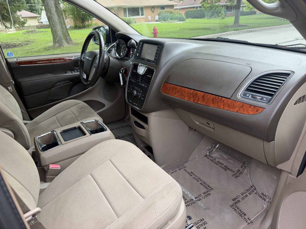 Used 2012 Chrysler Town & Country Touring FWD image 17