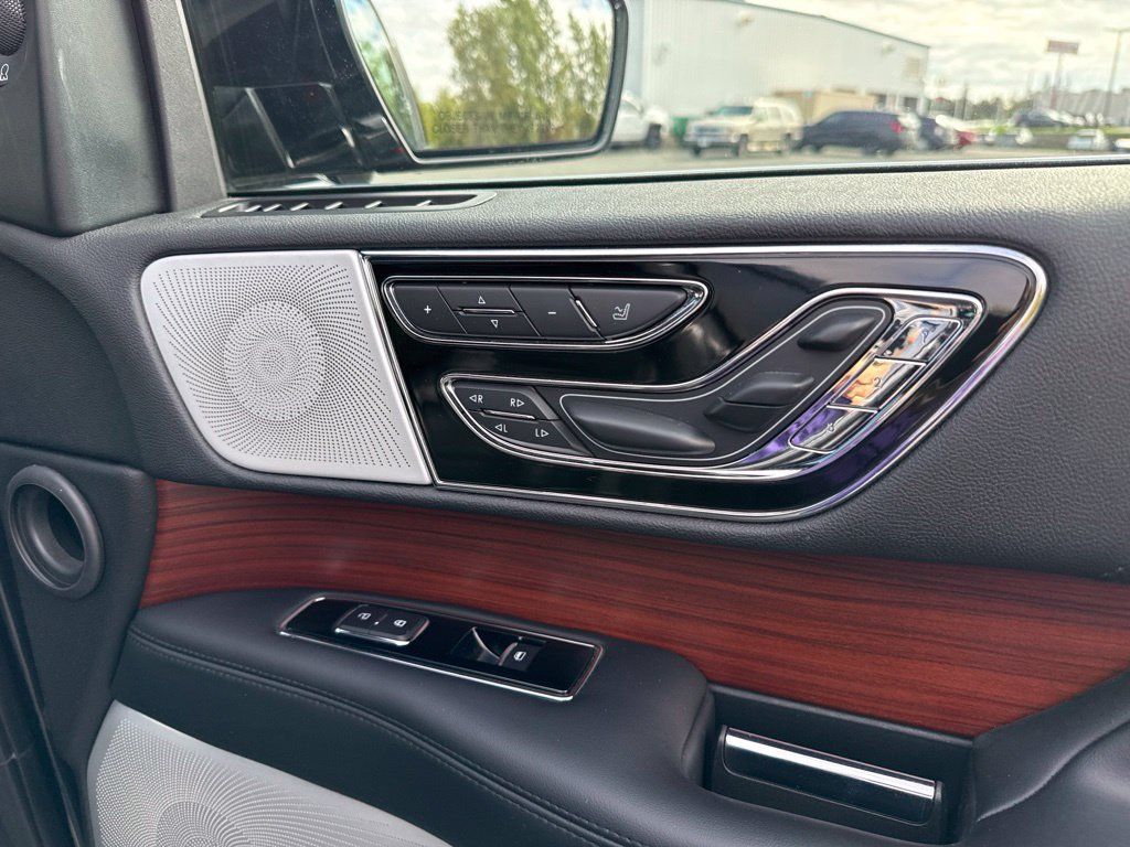 Used 2021 Lincoln Navigator L Reserve w/ Luxury Package AWD/4WD image 11