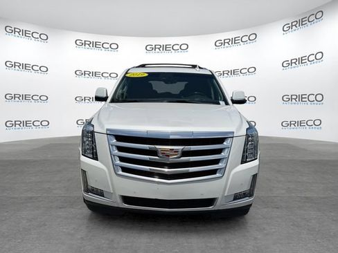 Used 2019 Cadillac Escalade Luxury RWD image 2