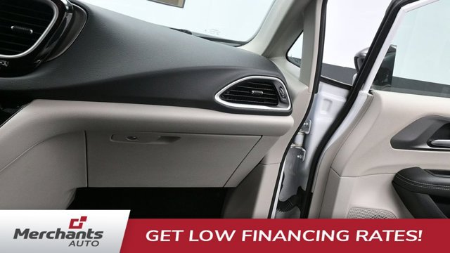 Used 2024 Chrysler Pacifica Touring-L FWD image 21