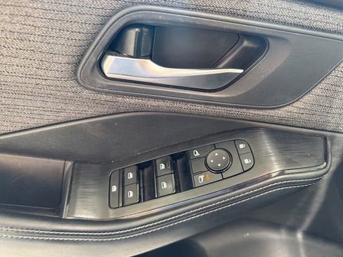 Used 2023 Nissan Rogue SV FWD image 9
