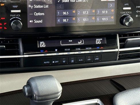 Used 2024 Toyota Sienna LE image 21