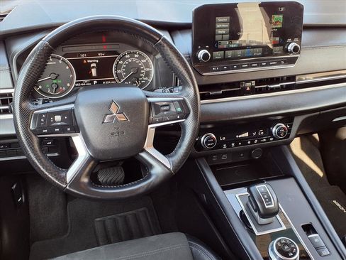 Used 2024 Mitsubishi Outlander SE Black Edition image 13