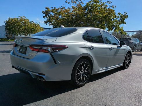 Used 2023 Toyota Camry SE image 4