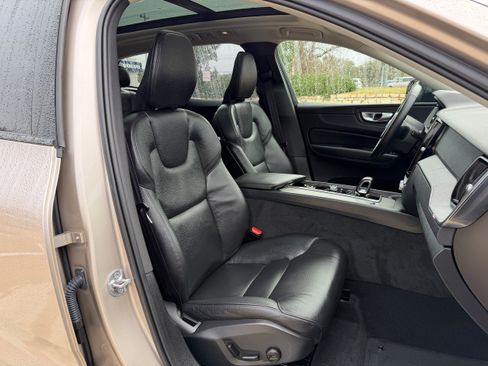 Certified 2025 Volvo XC60 B5 Plus image 10