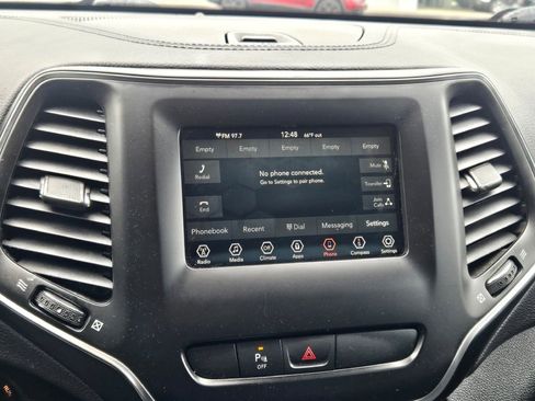 Used 2020 Jeep Cherokee Latitude Plus image 23