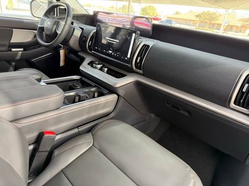 New 2025 Ford Expedition Active image 12