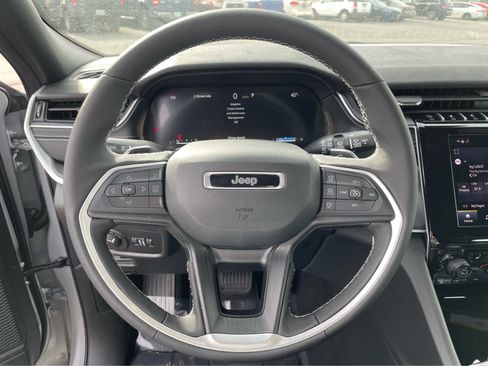 New 2025 Jeep Grand Cherokee Altitude image 21