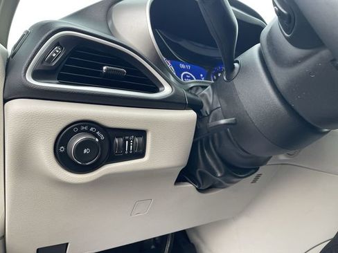 Used 2024 Chrysler Pacifica Touring-L FWD image 18
