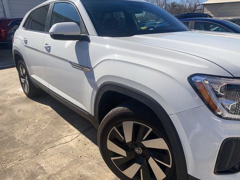 Used 2025 Volkswagen Atlas Cross Sport SE image 2