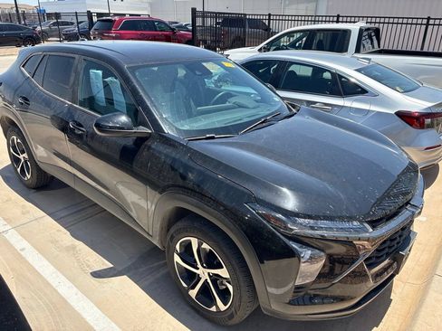 Used 2025 Chevrolet Trax RS w/ Driver Confidence Package FWD image 2