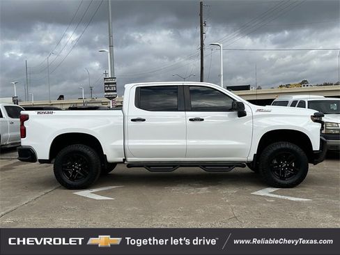 Used 2021 Chevrolet Silverado 1500 LT Trail Boss w/ Convenience Package II image 3