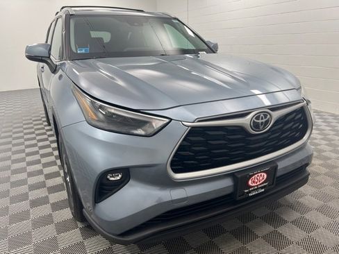 Used 2022 Toyota Highlander XLE image 2