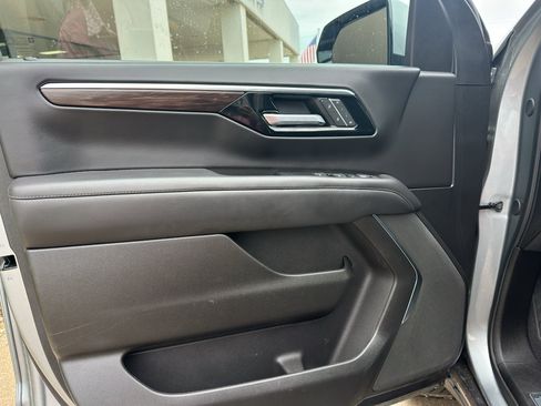 Used 2025 Chevrolet Suburban Z71 AWD/4WD image 10
