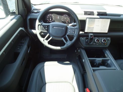 New 2025 Land Rover Defender 110 S image 10