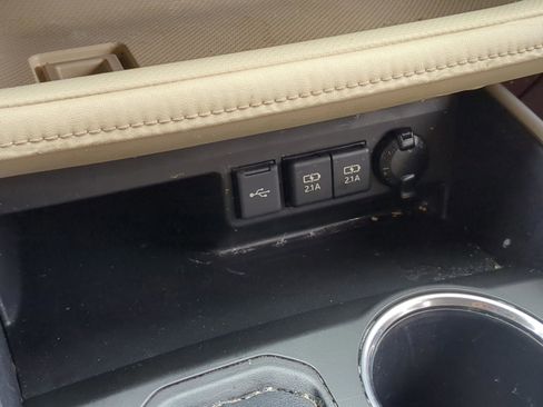 Used 2021 Toyota Highlander XLE FWD image 12