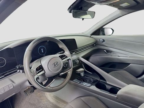 Used 2023 Hyundai Elantra SEL w/ Convenience Package image 9