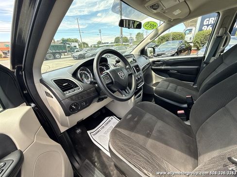 Used 2015 Dodge Grand Caravan American Value Package FWD image 17
