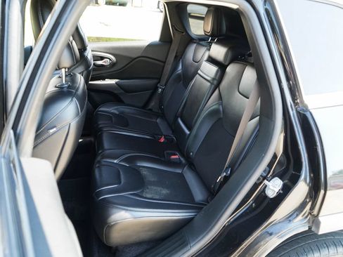 Used 2019 Jeep Cherokee Latitude Plus FWD image 9