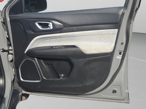 Certified 2024 Jeep Compass Latitude image 30