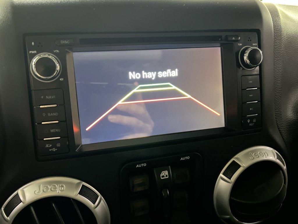 Used 2018 Jeep Wrangler Unlimited Sahara AWD/4WD image 15
