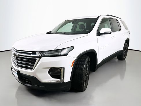 Used 2023 Chevrolet Traverse LT image 3