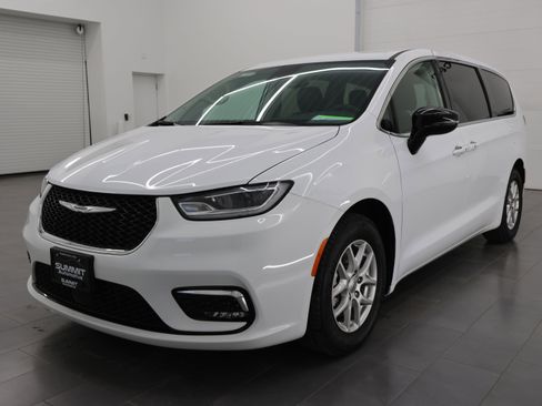 Used 2024 Chrysler Pacifica Touring-L image 7