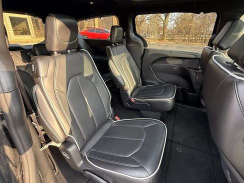 Used 2025 Chrysler Pacifica Limited image 21