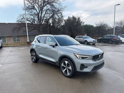 Certified 2025 Volvo XC40 B5 Plus image 3