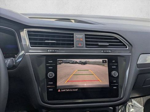 Used 2024 Volkswagen Tiguan SE w/ Panoramic Sunroof Package FWD image 13