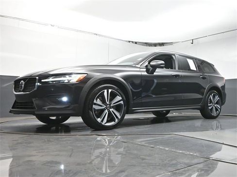 Certified 2024 Volvo V60 B5 Cross Country Plus image 33