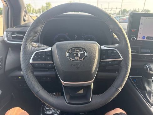 Used 2025 Toyota Sienna Limited AWD/4WD image 14