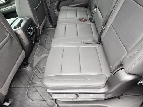 Used 2026 Chevrolet Suburban LT image 14