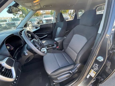 Used 2025 Kia Soul LX w/ LX Technology Package FWD image 33