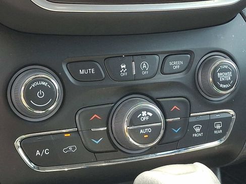 Used 2022 Jeep Cherokee Trailhawk AWD/4WD image 15