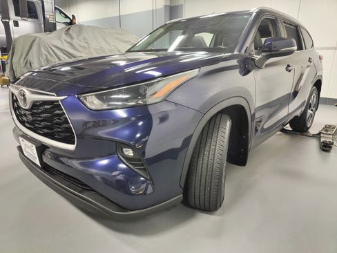Used 2022 Toyota Highlander XLE image 11