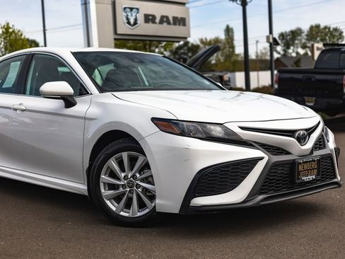 Used 2024 Toyota Camry SE FWD image 3