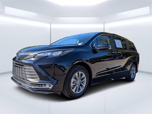 Used 2024 Toyota Sienna XLE image 7