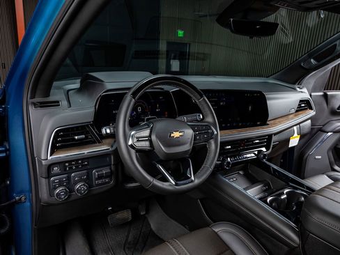 Used 2025 Chevrolet Suburban High Country image 17