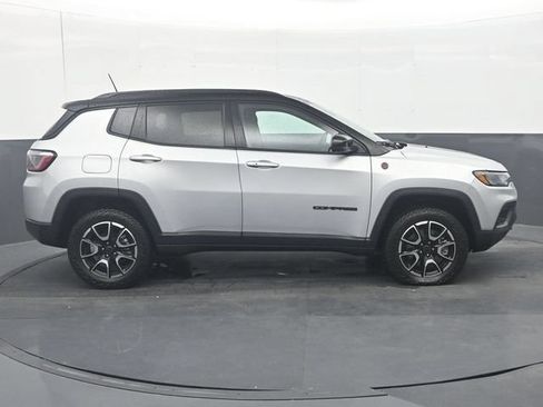 Used 2025 Jeep Compass Trailhawk w/ Trailer Tow Group AWD/4WD image 8