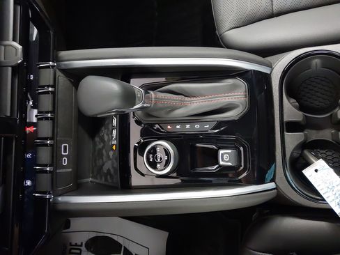 Used 2024 Chevrolet Colorado Z71 w/ Z71 Convenience Package 2 image 22