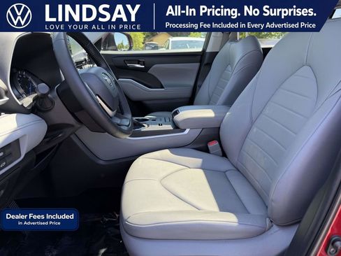 Used 2022 Toyota Highlander XLE FWD image 11