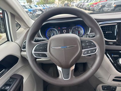 Certified 2020 Chrysler Pacifica Touring w/ Advanced Safetytec Group FWD image 14