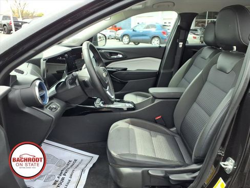Used 2025 Chevrolet Trax LT w/ LT Convenience Package FWD image 25