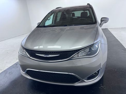 Used 2020 Chrysler Pacifica Touring-L FWD image 6