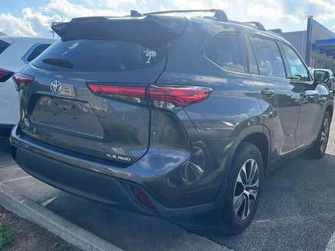 Used 2022 Toyota Highlander XLE AWD/4WD image 4