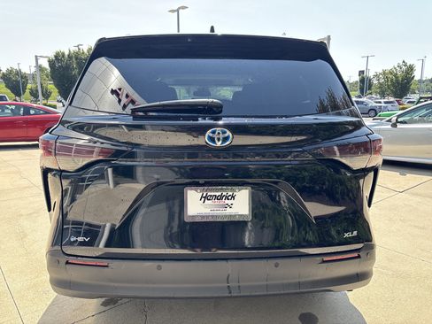 Used 2025 Toyota Sienna XLE FWD image 8